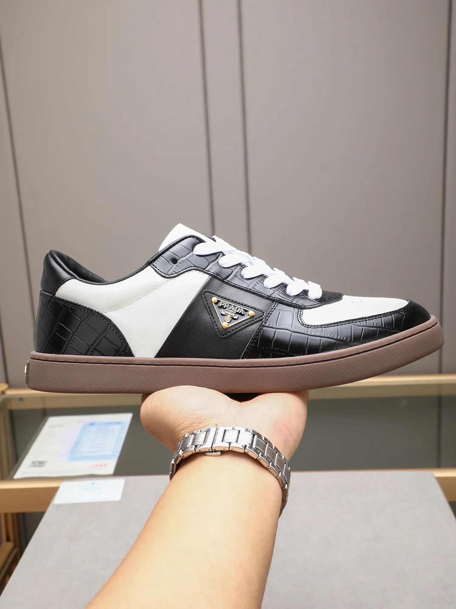Men's shoes💰420💰 Brand: PRADA (Prada) Standard code: Men's code 38–44 (45 can be customized) Material: Original cowhide, breathable sheep lining Special outsole Style category: Men's fashionable casual sneakers Low-key luxury! Color: actual picture color